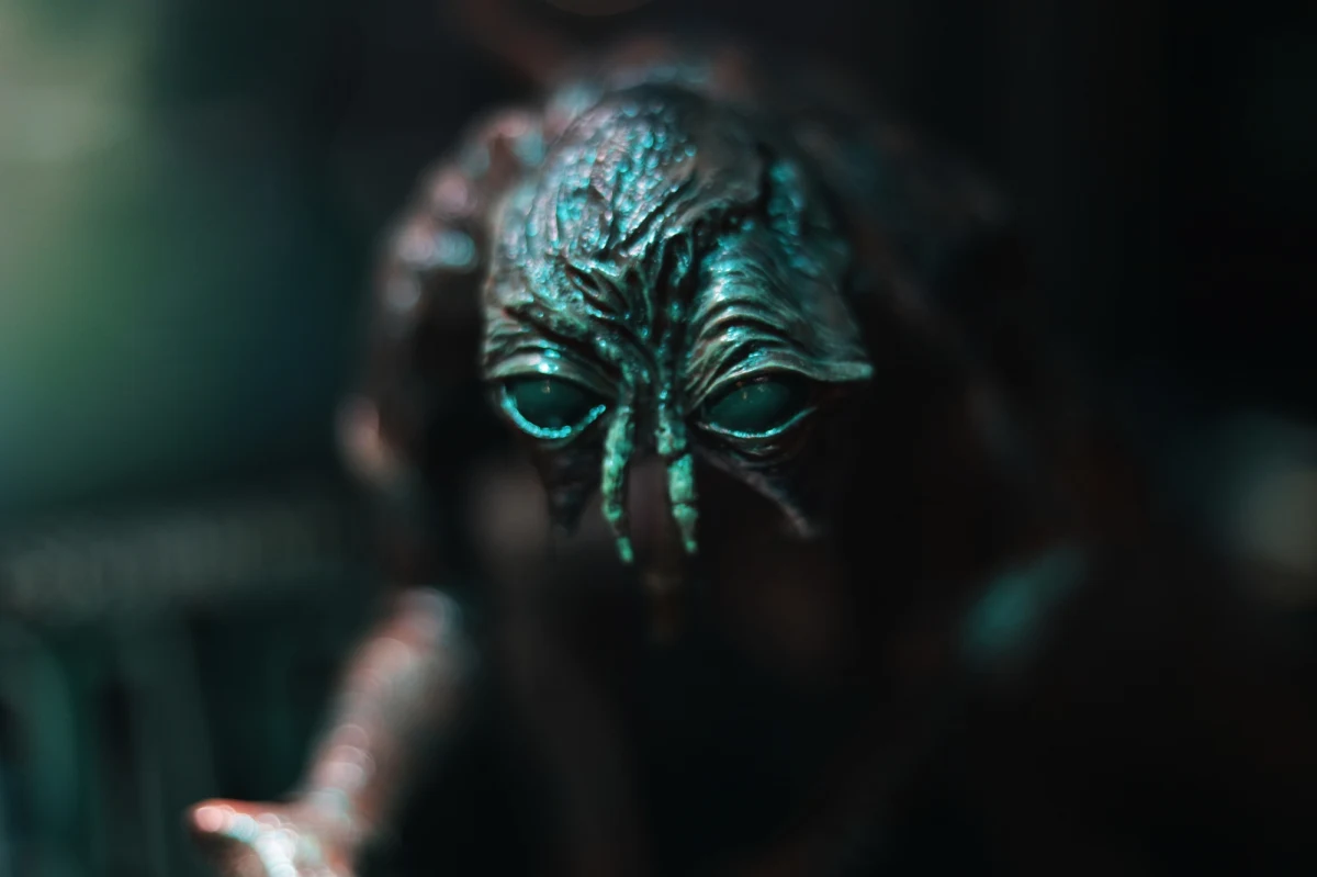 Reżyserka "Niani", Nikyatu Jusu, rozpoczęła prace nad tajemniczym filmem, który będzie nawiązywał do głośnej "Muchy" Davida Cronenberga. Według źródeł zaznajomionych z tematem, wspomniana produkcja nie będzie remakiem, a horrorem rozgrywającym się w tym samym uniwersum, co film z 1986 roku.