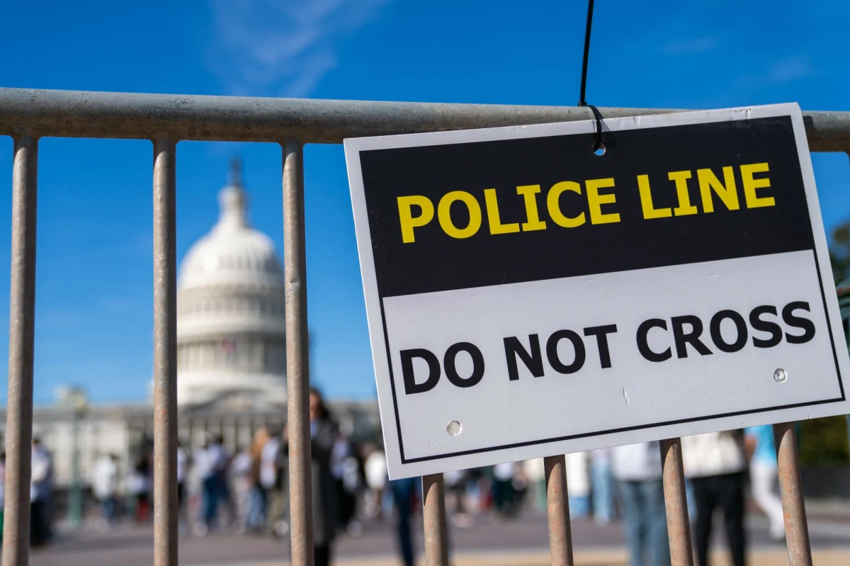 Kamala Harris czy Donald Trump? Amerykanie wybierają 47. prezydenta. Służby informują też o pierwszych incydentach. Policja Kapitolu podała we wtorek, że zatrzymała mężczyznę z pochodnią i rakietnicą, próbującego wejść do Kapitolu. Władze stanu Georgii poinformowały z kolei, że musiały tymczasowo wstrzymać głosowanie w związku z fałszywymi groźbami zamachu bombowego. Maile w tej sprawie wysyłano w większości z rosyjskich domen.