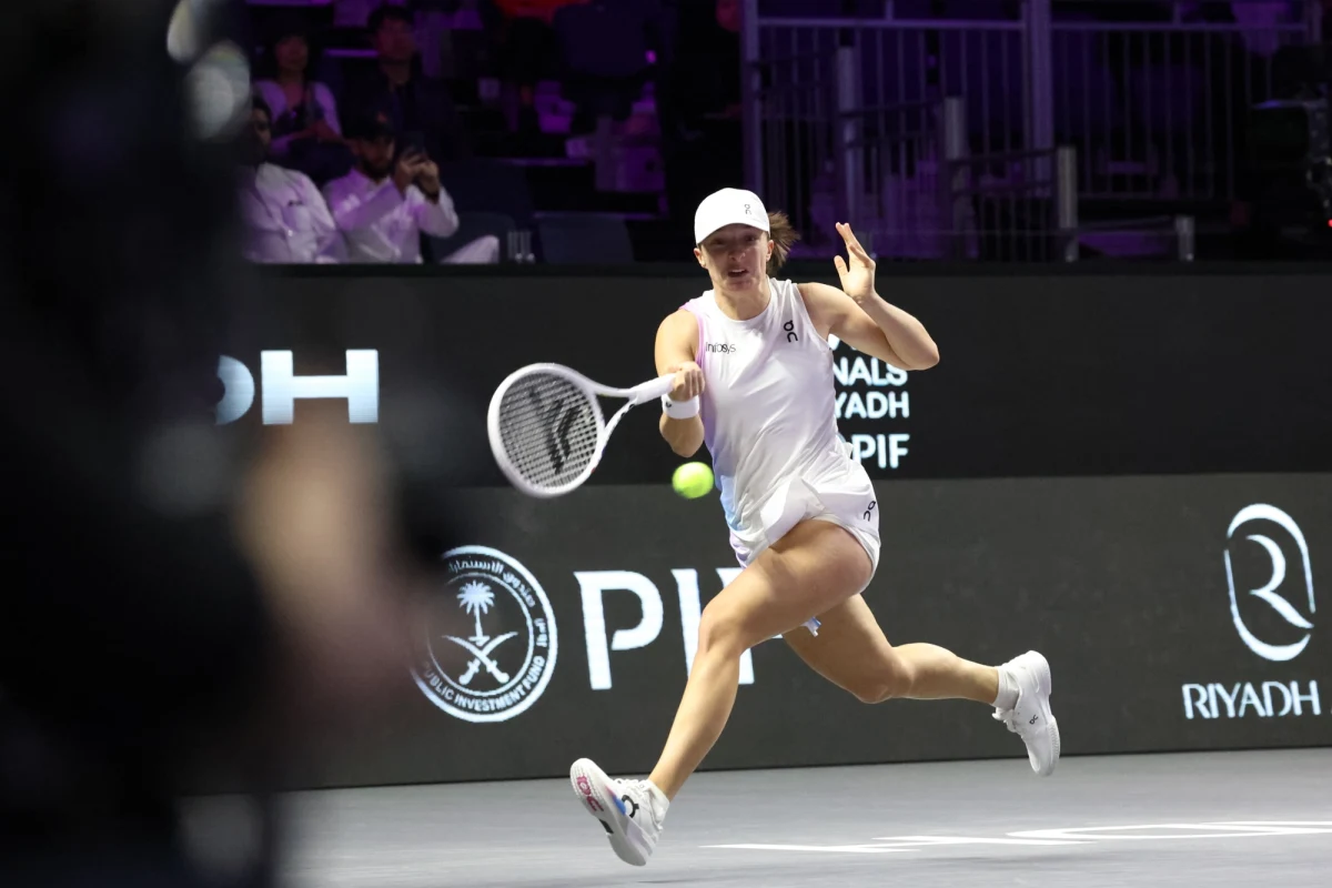 Iga Świątek po porażce z Amerykanką Coco Gauff 3:6, 4:6 w swoim drugim meczu grupowym w turnieju WTA Finals w Rijadzie przyznała, że to może być efekt dwumiesięcznej przerwy w grze. "Przez to, że jestem zardzewiała w głowie, to podchodząc do piłki robiłam te same błędy" - przyznała polska tenisistka.