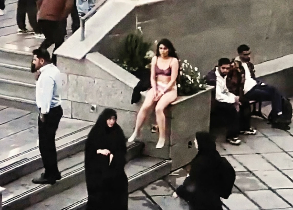 Aktywiści praw człowieka wezwali przywódców Iranu do uwolnienia kobiety, która została zatrzymana po tym, jak zdjęła ubranie na uniwersytecie w Teheranie. Według władz był to protest przeciwko obowiązkowym przepisom dotyczącym noszenia hidżabu.