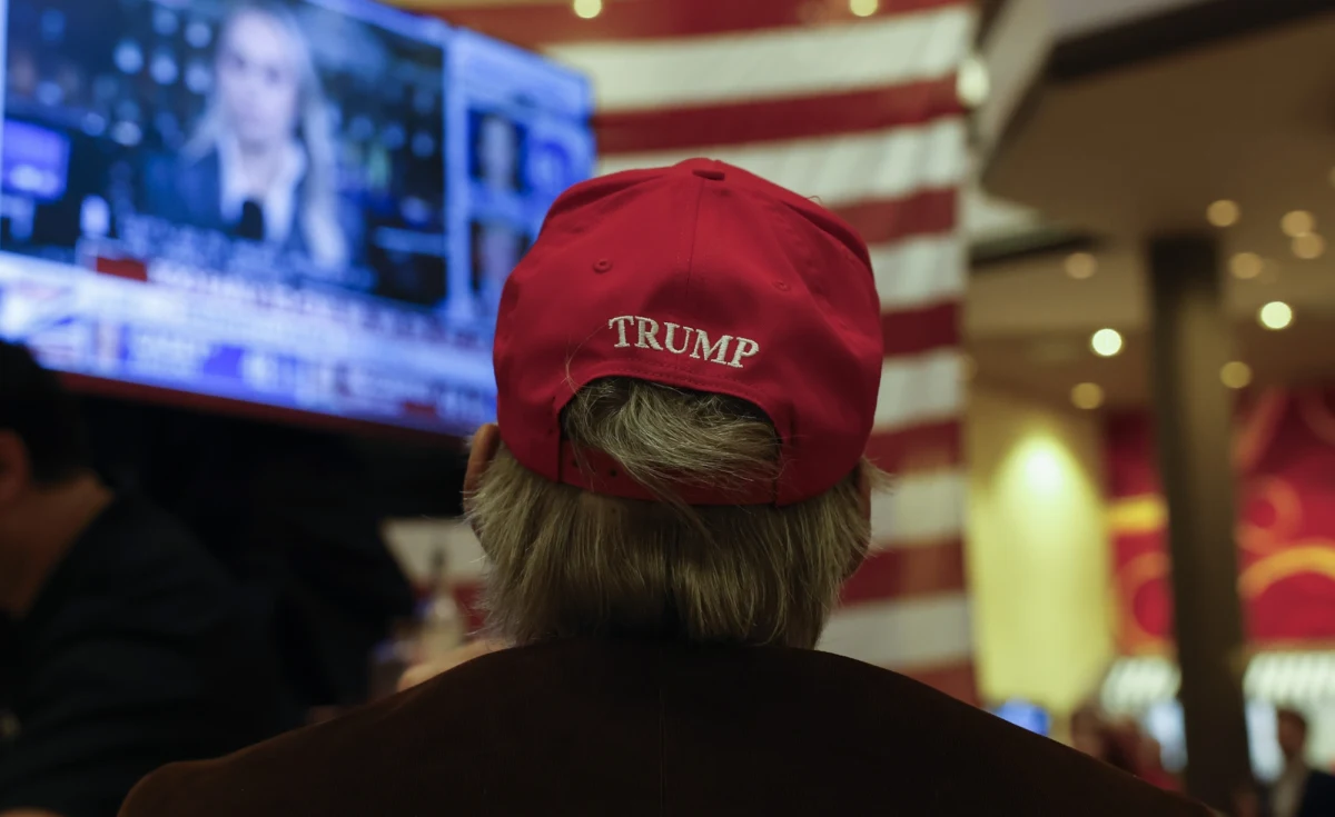 Republikanie przejmą kontrolę nad Senatem - podała agencja AP, opierając się na dotychczasowych rozstrzygnięciach w senackich pojedynkach w Ohio, Wirginii Zachodniej, Teksasie i Nebrasce. Wciąż nie wiadomo, ile wyniesie przewaga republikanów w Senacie ani czy utrzymają większość w Izbie Reprezentantów.