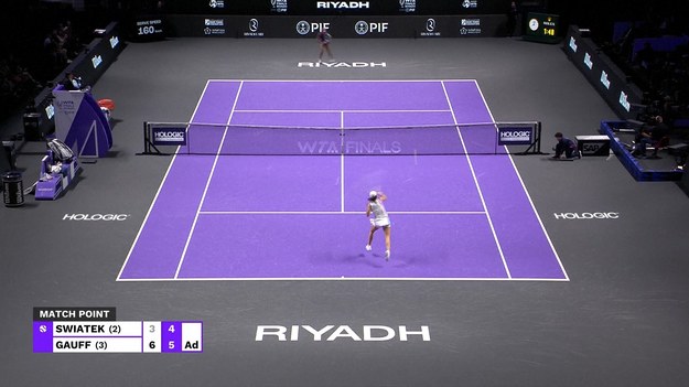 Coco Gauff odniosła we wtorek swoje drugie zwycięstwo w karierze nad Igą Świątek, pokonując ją 6-3, 6-4 i awansując do półfinału turnieju WTA Finals.

Było to pierwsze zwycięstwo Gauff nad Swiatek od Cincinnati Open 2023. Wynik ten przerwał passę sześciu zwycięstw Swiatek 