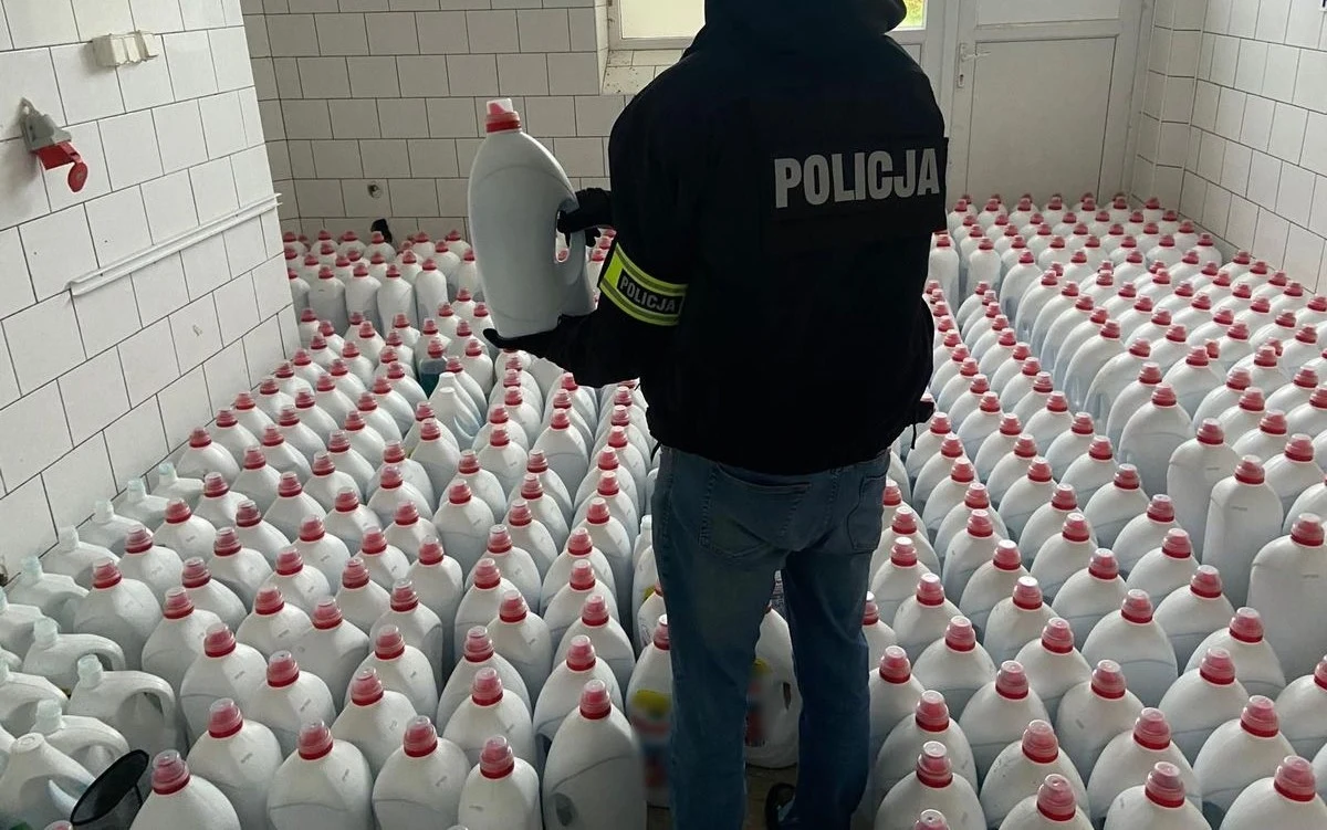 40 ton podrobionych produktów o szacowanej wartości blisko dwóch milionów złotych przejęli podczas akcji policjanci z Pucka i funkcjonariusze Krajowej Administracji Skarbowej z Gdyni. Zatrzymano czterech mężczyzn w wieku od 18 do 49 lat. Usłyszeli już zarzuty.