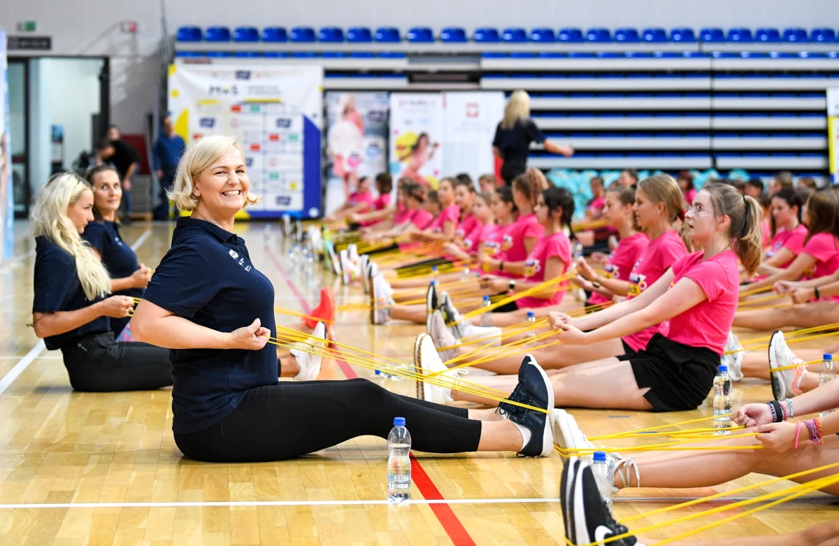Początek listopada będzie niezwykły dla kilkuset uczennic z Krakowa. Otylia Jędrzejczak, w otoczeniu innych mistrzyń sportu, przeprowadzi wyjątkową lekcję wychowania fizycznego, w której mogą wziąć udział wyłącznie dziewczęta. Będzie to czwarta odsłona akcji "Mistrzynie w Szkołach" w tym roku. "Będziemy mieć na zajęciach znakomite mistrzynie, wybitne sportsmenki z pozytywną energię. 'Mistrzynie w Szkołach' to akcja, która łączy pokolenia" – mówi jedyna polska mistrzyni olimpijska w pływaniu.