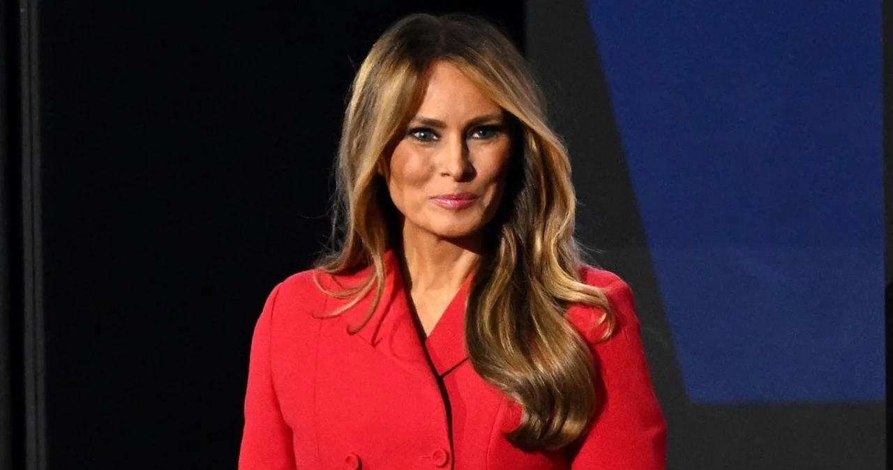  Melania Trump postawiła na klasyczną i skromną kreację. Dystyngowana i piękna