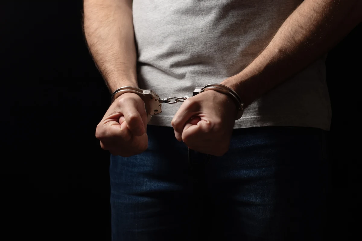 23-letni obywatel Niemiec, który jest podejrzany o kierowanie prawicową grupą terrorystyczną, decyzją Sądu Okręgowego w Jeleniej Górze trafił na dwa miesiące do aresztu. Mężczyznę zatrzymała wczoraj ABW w Zgorzelcu. Był poszukiwany europejskim nakazem aresztowania. W Niemczech mężczyźnie grozi do 15 lat więzienia. W Polsce czyny, o które jest podejrzany, zagrożone są karą do 20 lat więzienia.