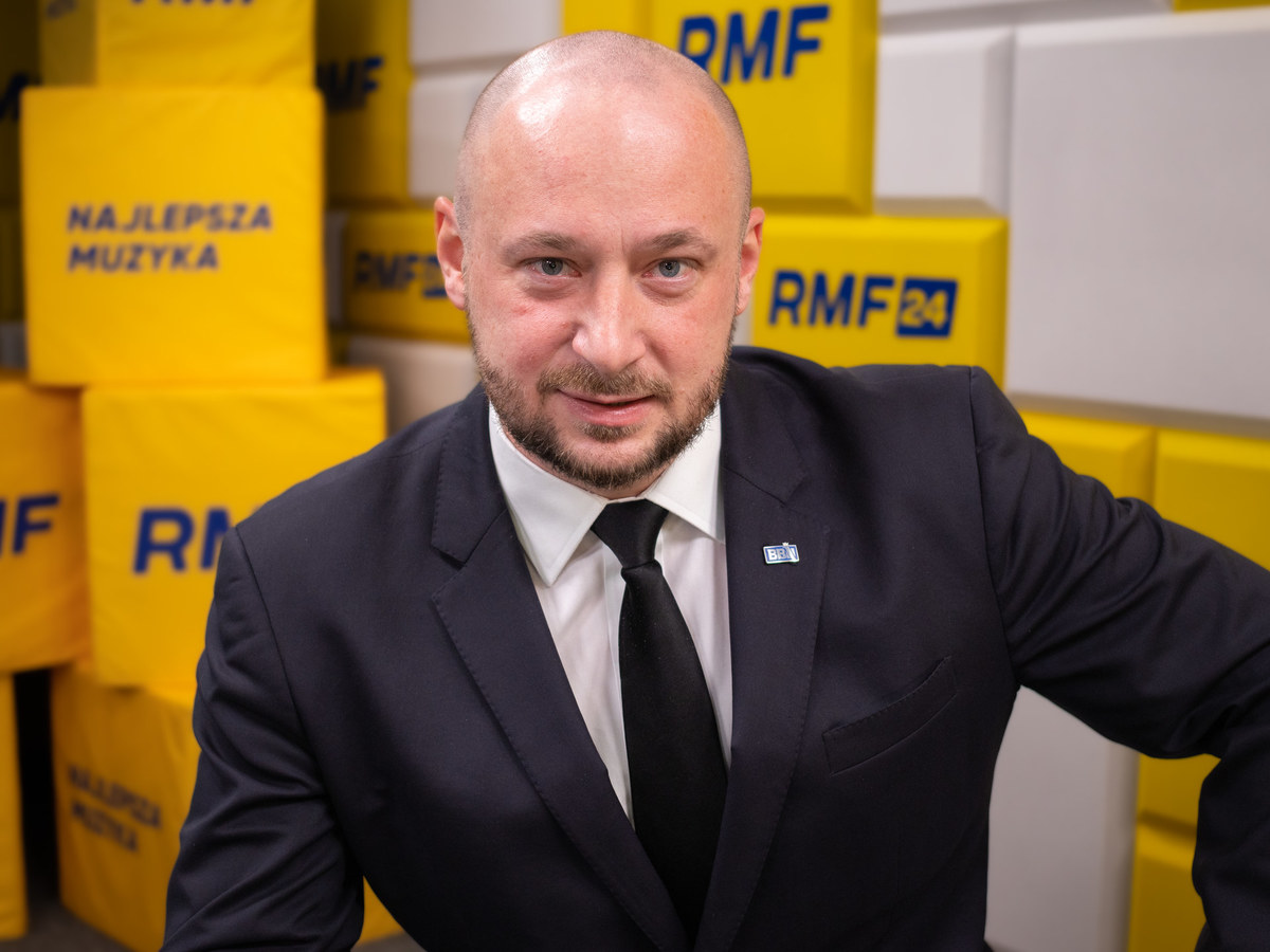 "Gdy idzie o negocjacje w sferze bezpieczeństwa i prowadzenie wojny (…) nieprzewidywalność jest atutem" - powiedział w Popołudniowej rozmowie w RMF FM Jacek Siewiera, szef prezydenckiego Biura Bezpieczeństwa Narodowego. "Ze wszystkimi ludźmi, którzy mogą znaleźć się w administracji Trumpa, środowisko prezydenta Andrzeja Dudy ma relacje, które sięgają wielu lat. Znamy tych ludzi, mamy do siebie telefony komórkowe" - dodał. Szef BBN pytany przez Piotra Salaka, czy przed zakończeniem kadencji Andrzeja Dudy Donald Trump przyjedzie do Polski, stwierdził, że nie jest to niemożliwe. 