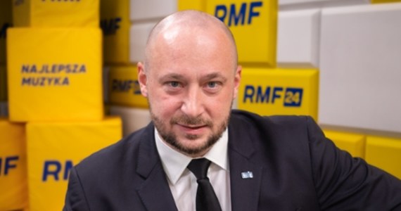 "Gdy idzie o negocjacje w sferze bezpieczeństwa i prowadzenie wojny (…) nieprzewidywalność jest atutem" - powiedział w Popołudniowej rozmowie w RMF FM Jacek Siewiera, szef prezydenckiego Biura Bezpieczeństwa Narodowego. "Ze wszystkimi ludźmi, którzy mogą znaleźć się w administracji Trumpa, środowisko prezydenta Andrzeja Dudy ma relacje, które sięgają wielu lat. Znamy tych ludzi, mamy do siebie telefony komórkowe" - dodał. Szef BBN pytany przez Piotra Salaka, czy przed zakończeniem kadencji Andrzeja Dudy Donald Trump przyjedzie do Polski, stwierdził, że nie jest to niemożliwe. 