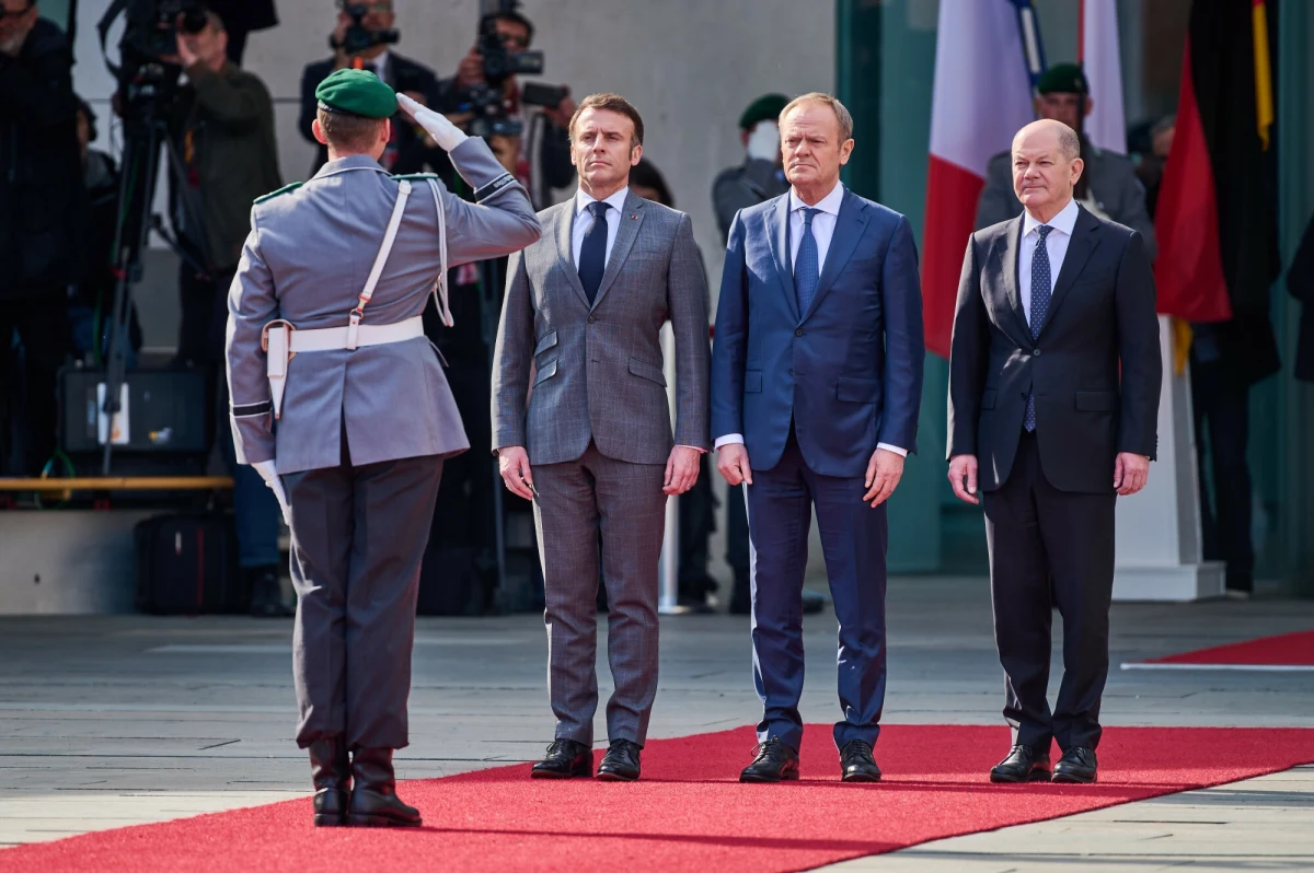 Emmanuel Macron złożył wyjątkowo uprzejme gratulacje Donaldowi Trumpowi. Francuski prezydent podkreślił gotowość do współpracy "z Twoimi i moimi przekonaniami". Paryż już jednak zaczął działać - wspólnie z Berlinem, ale nie tylko, bo w grze jest także Warszawa. Celem największych krajów Unii Europejskiej będzie zacieśnienie współpracy, także - a może przede wszystkim - w zakresie bezpieczeństwa. Europa szykuje się na nowy świat.