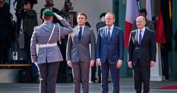 Emmanuel Macron złożył wyjątkowo uprzejme gratulacje Donaldowi Trumpowi. Francuski prezydent podkreślił gotowość do współpracy "z Twoimi i moimi przekonaniami". Paryż już jednak zaczął działać - wspólnie z Berlinem, ale nie tylko, bo w grze jest także Warszawa. Celem największych krajów Unii Europejskiej będzie zacieśnienie współpracy, także - a może przede wszystkim - w zakresie bezpieczeństwa. Europa szykuje się na nowy świat.