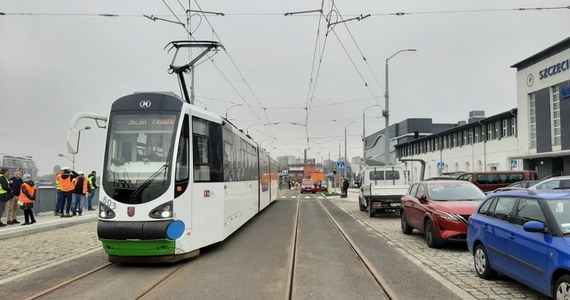 Po raz pierwszy od blisko trzech lat tramwaj przejechał przez Nabrzeże Wieleckie, ulice Kolumba, Chmielewskiego, Smolańską do pętli Pomorzany i z powrotem. Był to tzw. przejazd techniczny. Wszystko po to, by sprawdzić geometrię nowo wybudowanego torowiska oraz czy prawidłowego działają trakcje i zwrotnice. Jak informuje spółka Tramwaje Szczecińskie, wszystko się udało.