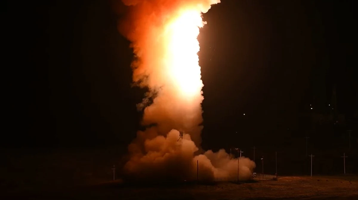 Połączone zespoły Dowództwa Strategicznych Sił Powietrznych i Marynarki Wojennej USA poinformowały o wystrzeleniu nieuzbrojonego pocisku Minuteman III. To międzykontynentalna rakieta balistyczna. Stany Zjednoczone podkreśliły w komunikacie, że to rutynowy test i nie ma nic wspólnego z aktualną sytuacją na świecie.