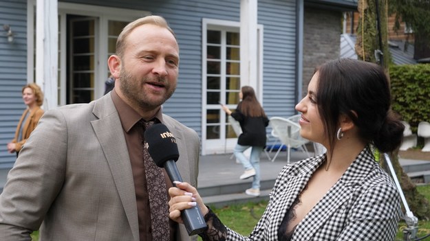 Klementyna i Karol są odnoszącymi sukcesy architektami i szczęśliwym małżeństwem. Na pierwszy rzut oka ich życie przypomina ideał. Gdy jednak z niewiadomych powodów Klementyna znika, wszystko staje na głowie. Co stało się z Klementyną? Czy prowadzi podwójne życie? Jak Karol poradzi sobie sam i czy udźwignie domowe obowiązki?
Przed jakimi wyzwaniami stanął Borys Szyc podczas zdjęć do filmu „Sami w domu”? Aktor zdradza sekrety pracy na planie.
