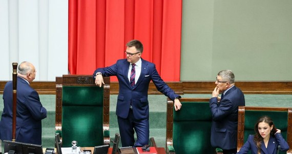 "Restrykcyjne prawo aborcyjne nie sprawia, że kobiety nie przerywają ciąż, ale że robią to poza systemem. Żeby było jeszcze trudniej, państwo chce je zostawić w tym procesie całkowicie samotnymi" - powiedziała w Sejmie posłanka Dorota Łoboda z Koalicji Obywatelskiej. W środę odbyło się I czytanie projektu dotyczącego dekryminalizacji aborcji.