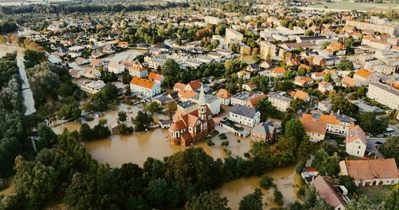 Zima zbliża się wielkimi krokami. Dla mieszkańców Lewina Brzeskiego na Opolszczyźnie, którzy wciąż nie uporali się ze skutkami powodzi, to powód do zmartwienia. Mury wciąż nie wyschły, a temperatura spada. Aby przyspieszyć ten proces, w kościołach ruszyła zbiórka pieniędzy na opał. 