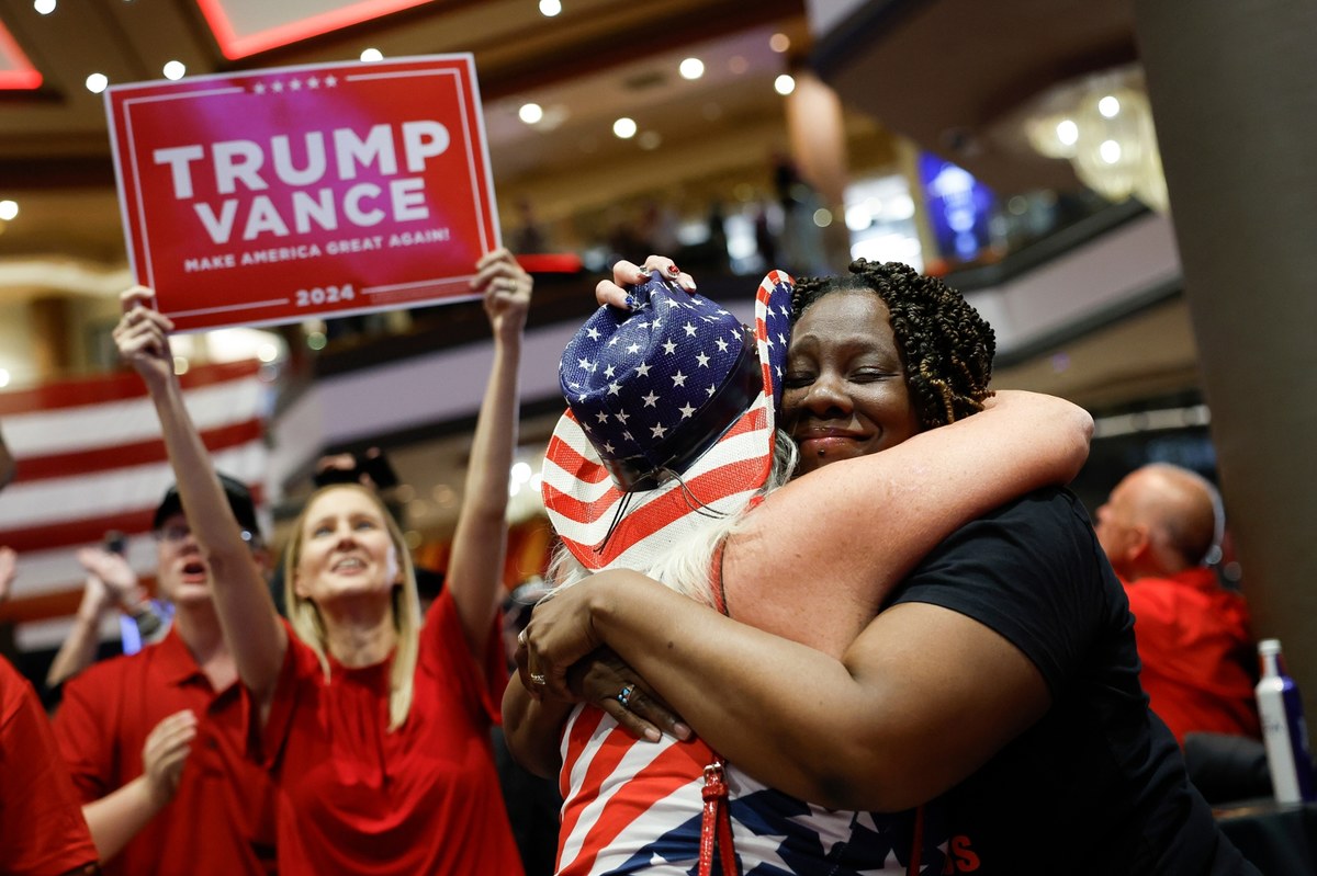 Miało być długie liczenie głosów i niepewność do końca - a jednak wbrew przewidywaniom wynik poznaliśmy bardzo szybko. Donald Trump zyskał miażdżącą przewagę nad Kamalą Harris i to on będzie 47. prezydentem Stanów Zjednoczonych. Co ten wybór oznacza nie tylko dla Ameryki, ale także dla świata, w tym dla Europy i Polski? Komentarze w tej sprawie zbieraliśmy dziś w rozmowach w RMF FM i w internetowym Radiu RMF24. 