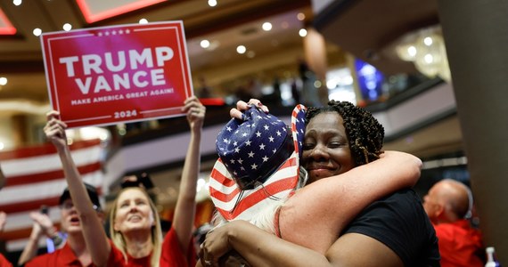 Miało być długie liczenie głosów i niepewność do końca - a jednak wbrew przewidywaniom wynik poznaliśmy bardzo szybko. Donald Trump zyskał miażdżącą przewagę nad Kamalą Harris i to on będzie 47. prezydentem Stanów Zjednoczonych. Co ten wybór oznacza nie tylko dla Ameryki, ale także dla świata, w tym dla Europy i Polski? Komentarze w tej sprawie zbieraliśmy dziś w rozmowach w RMF FM i w internetowym Radiu RMF24. 