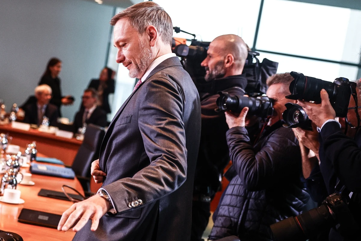 Kanclerz Niemiec Olaf Scholz zdymisjonował ministra finansów Christiana Lindnera - poinformowała w środę wieczorem agencja dpa, powołując się na informacje od rzecznika niemieckiego rządu Steffena Hebestreita. Scholz zapowiada też głosowanie nad wotum zaufania dla rządu w połowie stycznia.