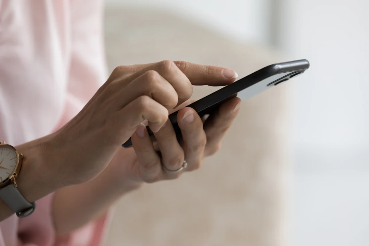 Kilkaset złotych mandatu będzie musiała zapłacić 50-letnia kobieta mieszkająca w Iławie w Warmińsko-Mazurskiem. Zadzwoniła bowiem na numer alarmowy i zgłosiła nieprawdziwą interwencję. Policja poinformowała w środę, że chciała sprawdzić, jak szybko przyjadą służby. 