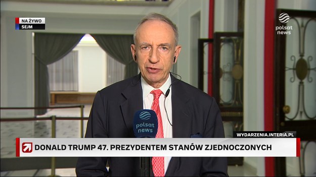 - Pan premier Tusk już dzwonił do prezydenta-elekta, by mu pogratulować. Polacy są bardzo dobrym sojusznikiem Amerykanów - przekazał wiceminister spraw zagranicznych Władysław Teofil Bartoszewski w programie "Gość Wydarzeń". - Ucieszyłem się bardzo z tego, że było to jednoznaczne zwycięstwo. Nie mieliśmy sytuacji minimalnego zwycięstwa jednego z kandydatów, co mogłoby generować spory, procesy sądowe, może zamieszki na ulicach, tak jak cztery lata temu - powiedział Władysław Teofil Bartoszewski, wiceszef MSZ, pytany o swój nastrój po wyborach w Stanach Zjednoczonych. Zdaniem Bartoszewskiego polityka USA "na pewno się zmieni", ponieważ "każdy prezydent prowadzi inną politykę". - Na pewno będzie inna polityka wewnętrzna. Trump przyszedł do władzy mówiąc, że ograniczy spadek poziomu życia - cen żywności, wynajmu mieszkań - oraz, że ograniczy nielegalną migrację, czego nie potrafił zrobić Joe Biden - tłumaczył. - Pan premier Tusk już dzwonił do prezydenta-elekta, by mu pogratulować - powiedział Bartoszewski. Dodał, że "Polacy są bardzo dobrym sojusznikiem Amerykanów", a on sam "bardzo dobrze" wyobraża sobie współpracę z administracją nowego prezydenta. - Wykupiliśmy polisę ubezpieczeniową w Stanach Zjednoczonych na 50 mln dolarów. Za taką sumę kupujemy amerykańskie uzbrojenie. Pan Donald Tusk to wie, a pan Donald Trump przykłada do tego wielką wagę, bo jesteśmy państwem, które najwięcej wydaje na zbrojenia jeśli chodzi o procent PKB w całym NATO. Jeśli chodzi o gotówkę, to jesteśmy na piątym miejscu spośród 32 państw. Te pieniądze wydajemy w Ameryce. Pan prezydent Trump jest bardzo z tego zadowolony. Nie ma wątpliwości, że dwaj panowie o tym samym imieniu będą dobrze współpracować - powiedział. Bartoszewski przyznał, że nie zna szczegółów dotyczących rozmowy Tusk-Trump. - Zwyczajowo to są gratulacje i serdeczności, ale nie ma tam żadnych konkretów. Pan Trump dostał takich telefonów dużo - przekazał. Wiceminister wskazał, że Polska współpracuje ze Stanami Zjednoczonymi na