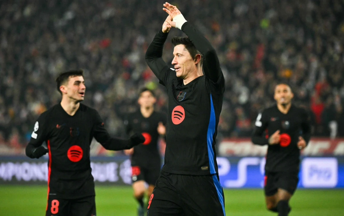 Robert Lewandowski zdobył dwie bramki i ma ich już 99 w piłkarskiej Lidze Mistrzów, a jego Barcelona w 4. kolejce Champions League pokonała w Belgradzie Crveną Zvezdę 5:2. W spotkaniu FC Salzburg z Feyenoordem w Rotterdamie, wygranym przez gości 3:1, asystę przy jednym z goli miał Kamil Piątkowski.