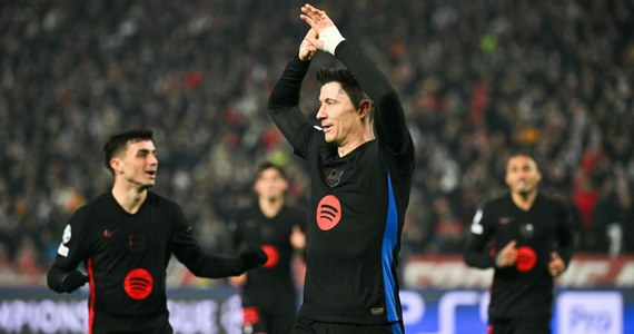 Robert Lewandowski zdobył dwie bramki i ma ich już 99 w piłkarskiej Lidze Mistrzów, a jego Barcelona w 4. kolejce Champions League pokonała w Belgradzie Crveną Zvezdę 5:2. W spotkaniu FC Salzburg z Feyenoordem w Rotterdamie, wygranym przez gości 3:1, asystę przy jednym z goli miał Kamil Piątkowski.