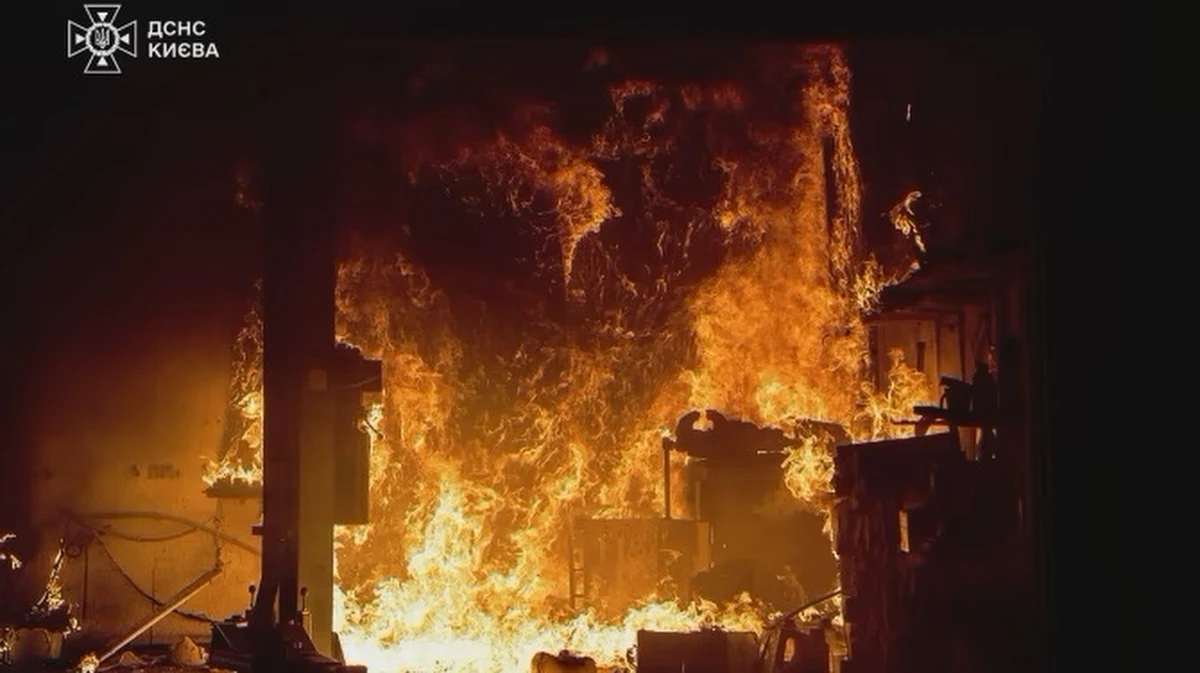 Spadające rosyjskie drony wywołały pożary i spowodowały zniszczenia w pięciu dzielnicach Kijowa - poinformowały rano władze miasta na Telegramie. Na miejsce skierowano służby ratunkowe.