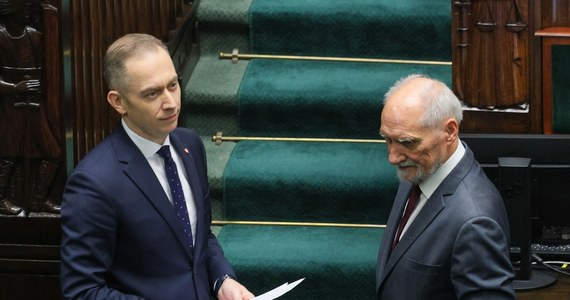 Antoni Macierewicz i Cezary Tomczyk starli się w Sejmie w związku z tematem katastrofy smoleńskiej. Nie brakowało mocnych słów i wzajemnych oskarżeń. Były szef podkomisji smoleńskiej zarzucił obecnemu kierownictwu MON nielegalne korzystanie z materiałów dotyczących katastrofy. "Ludzie zadają dzisiaj słuszne pytanie: czemu pan jest jeszcze posłem, czemu pan jeszcze nie siedzi?" - grzmiał z mównicy sejmowej Tomczyk. "Pana działalność jest zaprzeczeniem tezy, że prawda się obroni. Prawda nie obroni się sama, jest pełno kłamców na świecie. Pan stał się ikoną kłamstwa smoleńskiego" - dodał wiceminister obrony. 