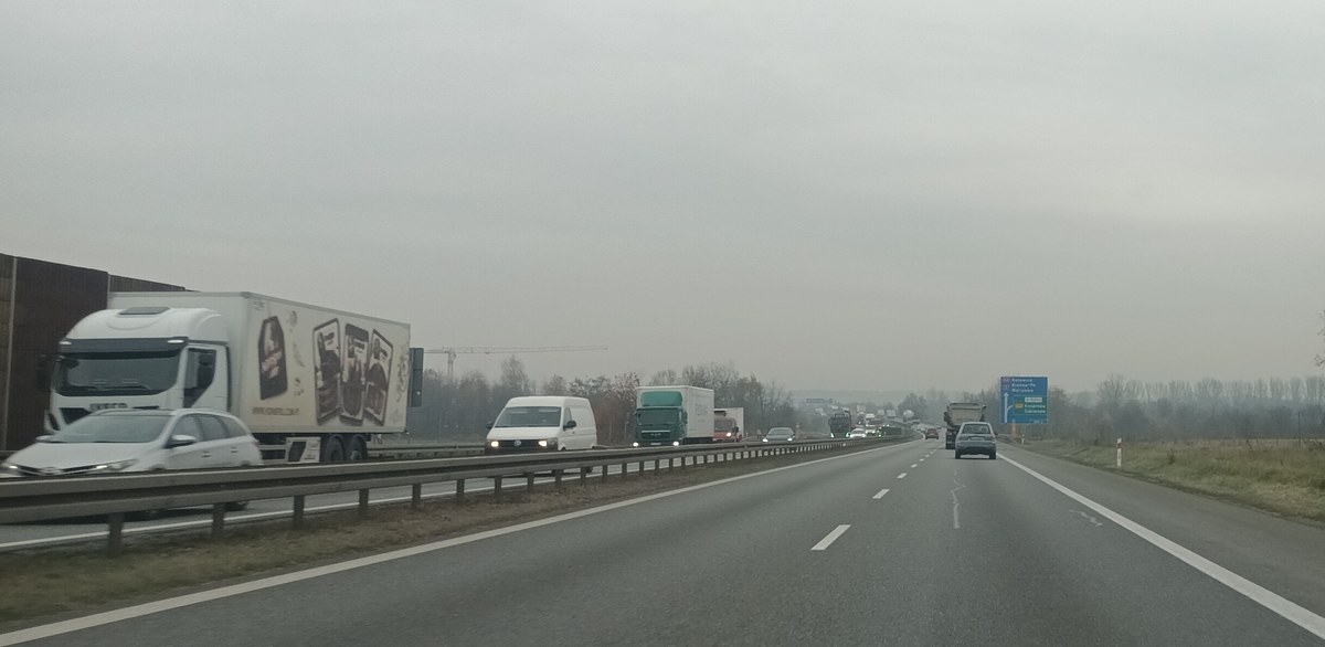 Szum, świst i huk przejeżdżających samochodów - to codzienność mieszkańców krakowskiego Bieżanowa. Od lat skarżą się na hałas z autostrady A4 i apelują o uzupełnienie ekranów akustycznych. Na niektórych odcinkach ich brakuje.

