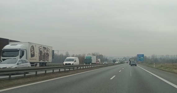 Szum, świst i huk przejeżdżających samochodów - to codzienność mieszkańców krakowskiego Bieżanowa. Od lat skarżą się na hałas z autostrady A4 i apelują o uzupełnienie ekranów akustycznych. Na niektórych odcinkach ich brakuje.

