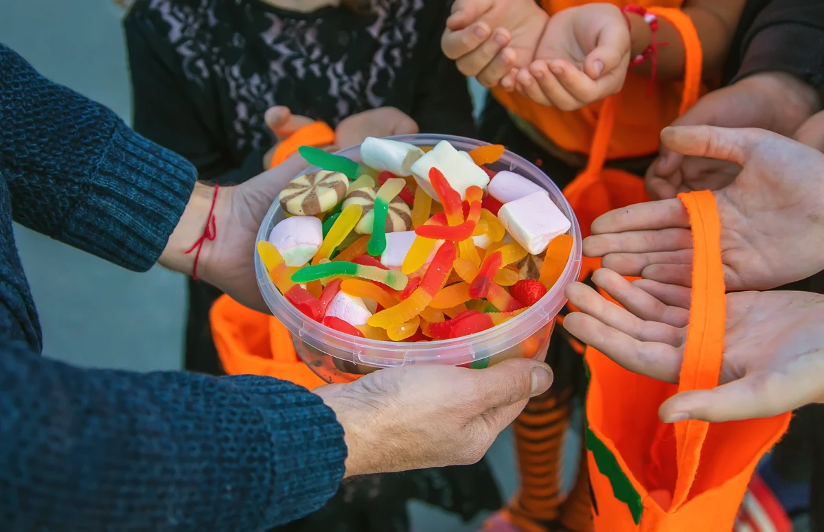 Prokuratura w Pyrzycach (woj. zachodniopomorskie) nadzoruje dochodzenie w sprawie, jak określiła w komunikacie, „karygodnego psikusa”. Ktoś umieścił metalową szpilkę w cukierku przekazanym dzieciom. To pierwsze takie zgłoszenie w woj. zachodniopomorskim po tegorocznych zabawach halloweenowych, ale nie pierwsze w Polsce. W sumie wiadomo już o ponad 20 takich niebezpiecznych zdarzeniach w kilku regionach.