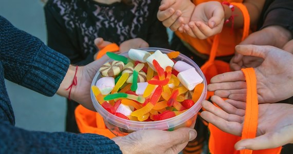 Prokuratura w Pyrzycach (woj. zachodniopomorskie) nadzoruje dochodzenie w sprawie, jak określiła w komunikacie, „karygodnego psikusa”. Ktoś umieścił metalową szpilkę w cukierku przekazanym dzieciom. To pierwsze takie zgłoszenie w woj. zachodniopomorskim po tegorocznych zabawach halloweenowych, ale nie pierwsze w Polsce. W sumie wiadomo już o ponad 20 takich niebezpiecznych zdarzeniach w kilku regionach.