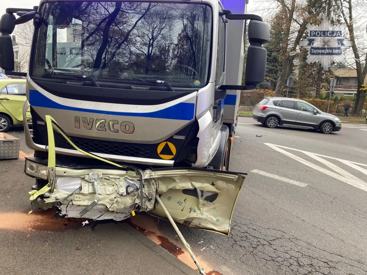 Na skrzyżowaniu ulic Wyszyńskiego i Wyspiańskiego w Tarnowskich Górach auto służby więziennej zderzyło się z osobówką. Nikt nie został poszkodowany.