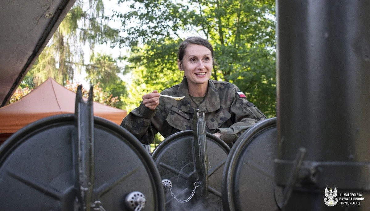 Dzień przed Świętem Niepodległości sprawdzamy, jaka powinna być prawdziwa wojskowa grochówka. Kultowa zupa to jedno z ulubionych dań żołnierzy, a także podstawowy element większości wojskowych pikników i uroczystości. Jutro okazji do spróbowania grochówki na pewno będzie wiele.