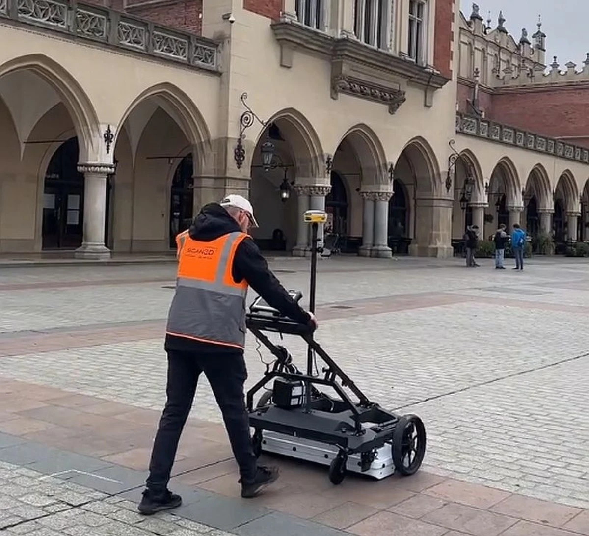 Kraków może wkrótce stać się jeszcze bardziej zielony, a to wszystko dzięki projektowi "Posadźmy drzewa na Rynku Głównym". Zespół naukowców z Politechniki Krakowskiej, korzystając z najnowszych technologii, takich jak georadary i drony, prowadzi zaawansowane badania, które mają na celu wyznaczenie miejsc na krakowskim Rynku, gdzie możliwe będzie posadzenie nowych drzew. Pierwsze wnioski są obiecujące, szczególnie w okolicach Wieży Ratuszowej i kościoła św. Wojciecha.