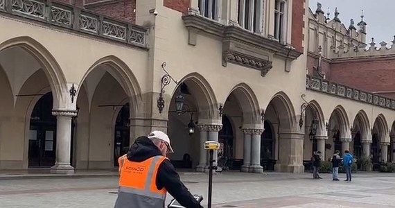 Kraków może wkrótce stać się jeszcze bardziej zielony, a to wszystko dzięki projektowi "Posadźmy drzewa na Rynku Głównym". Zespół naukowców z Politechniki Krakowskiej, korzystając z najnowszych technologii, takich jak georadary i drony, prowadzi zaawansowane badania, które mają na celu wyznaczenie miejsc na krakowskim Rynku, gdzie możliwe będzie posadzenie nowych drzew. Pierwsze wnioski są obiecujące, szczególnie w okolicach Wieży Ratuszowej i kościoła św. Wojciecha.