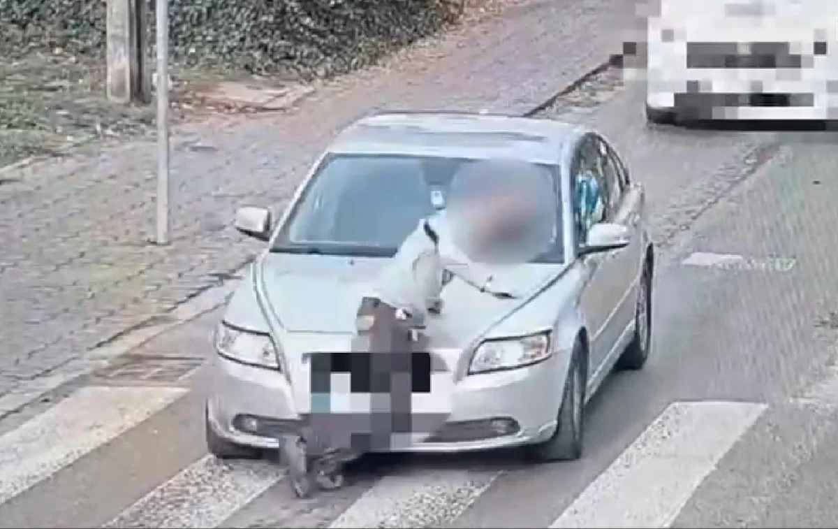 23-latek zgłosił na policję potrącenie na przejściu dla pieszych w Otwocku w woj. mazowieckim. Policjanci sprawdzili nagrania z miejskiego monitoringu. Sprawa przybrała zupełnie niespodziewany dla niego obrót.