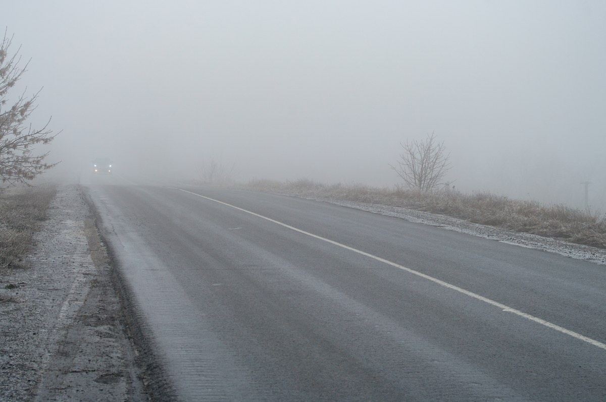 W najbliższych dniach wciąż będzie mgliście, a nocami lokalnie pojawią się przymrozki. Instytut Meteorologii i Gospodarki Wodnej wydał ostrzeżenie pierwszego stopnia przed gęstymi mgłami. Widzialność może wynosić poniżej 200 metrów. 