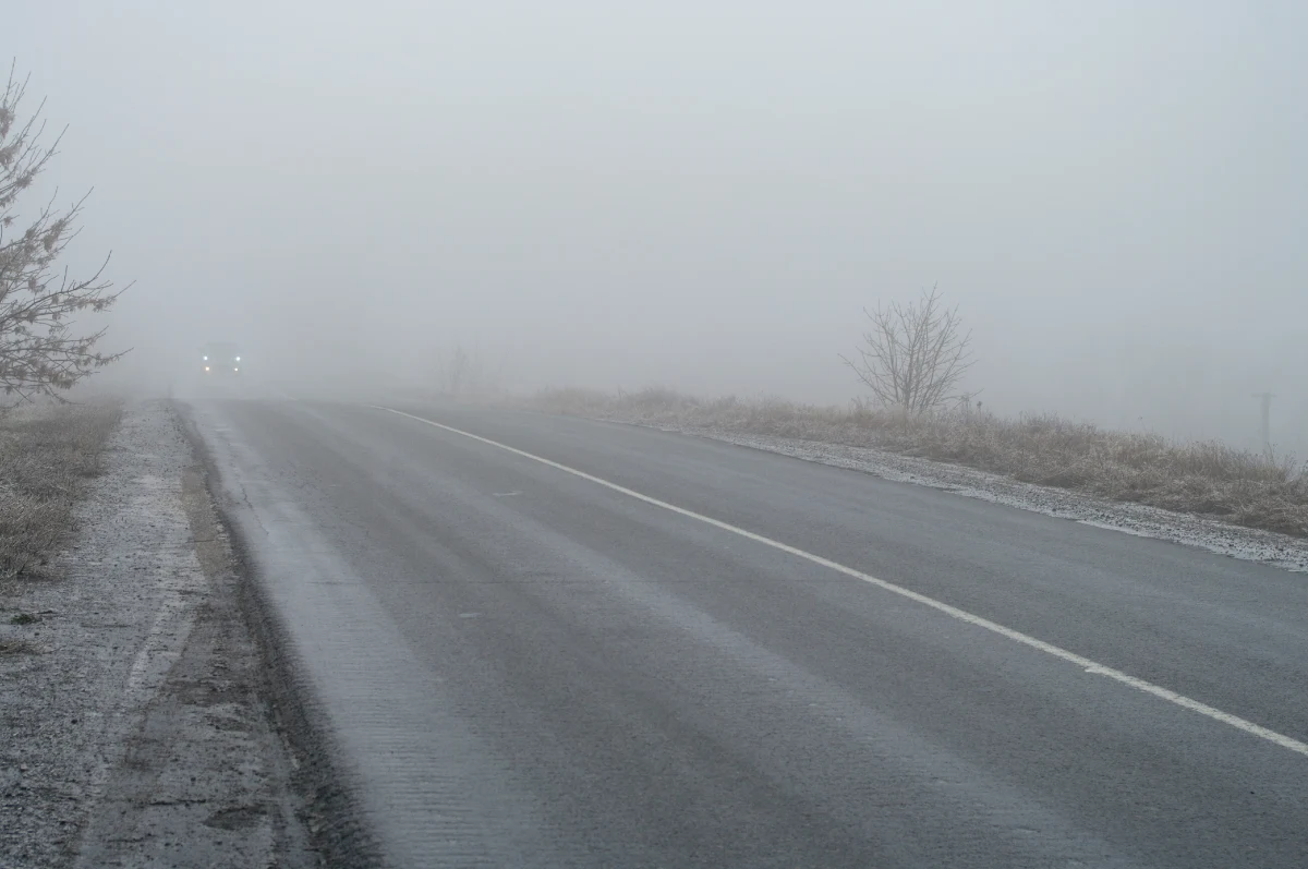 W najbliższych dniach wciąż będzie mgliście, a nocami lokalnie pojawią się przymrozki. Instytut Meteorologii i Gospodarki Wodnej wydał ostrzeżenie pierwszego stopnia przed gęstymi mgłami. Widzialność może wynosić poniżej 200 metrów. 