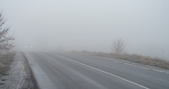 W najbliższych dniach wciąż będzie mgliście, a nocami lokalnie pojawią się przymrozki. Instytut Meteorologii i Gospodarki Wodnej wydał ostrzeżenie pierwszego stopnia przed gęstymi mgłami. Widzialność może wynosić poniżej 200 metrów. 