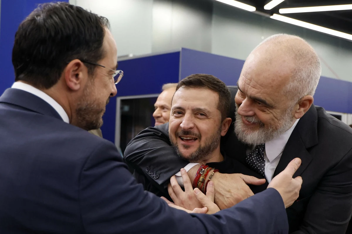 Jeżeli ktoś sądził, że przyjazd Zełenskiego na Węgry będzie sygnałem do szybszego rozpoczęcia negocjacji z Rosją - pomylił się. W Budapeszcie ukraiński prezydent wygłosił przemówienie, w którym skrytykował miękkie podejście do kwestii pokoju i wykorzystał platformę Europejskiej Wspólnoty Politycznej do zaapelowania o dozbrojenie napadniętego przez wojska Putina kraju.