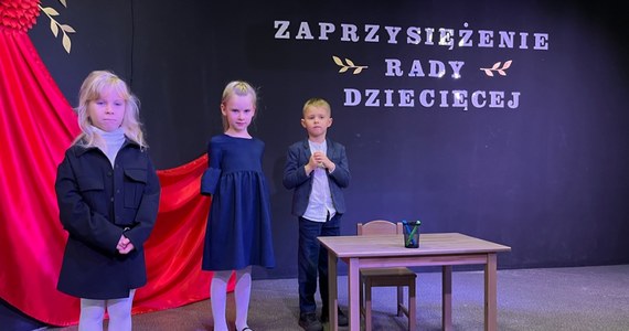 Od kilku lat w przedszkolu "Niezapominajka" we Wrocławiu działa jedyna w regionie... Rada Przedszkolaka. W jej skład wchodzą sześciolatki, które wygrały wybory w placówce. Mają swoje prawa, postulaty i jak pokazuje historia – skrzętnie to wykorzystują. Dziś odbyło się zaprzysiężenie nowych członków.