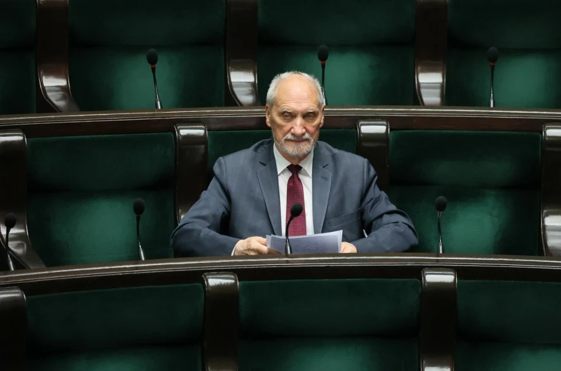 Antoni Macierewicz mora przeprositi Macieja Laska zaradi izjav o lažeh glede poročila o Smolensku
