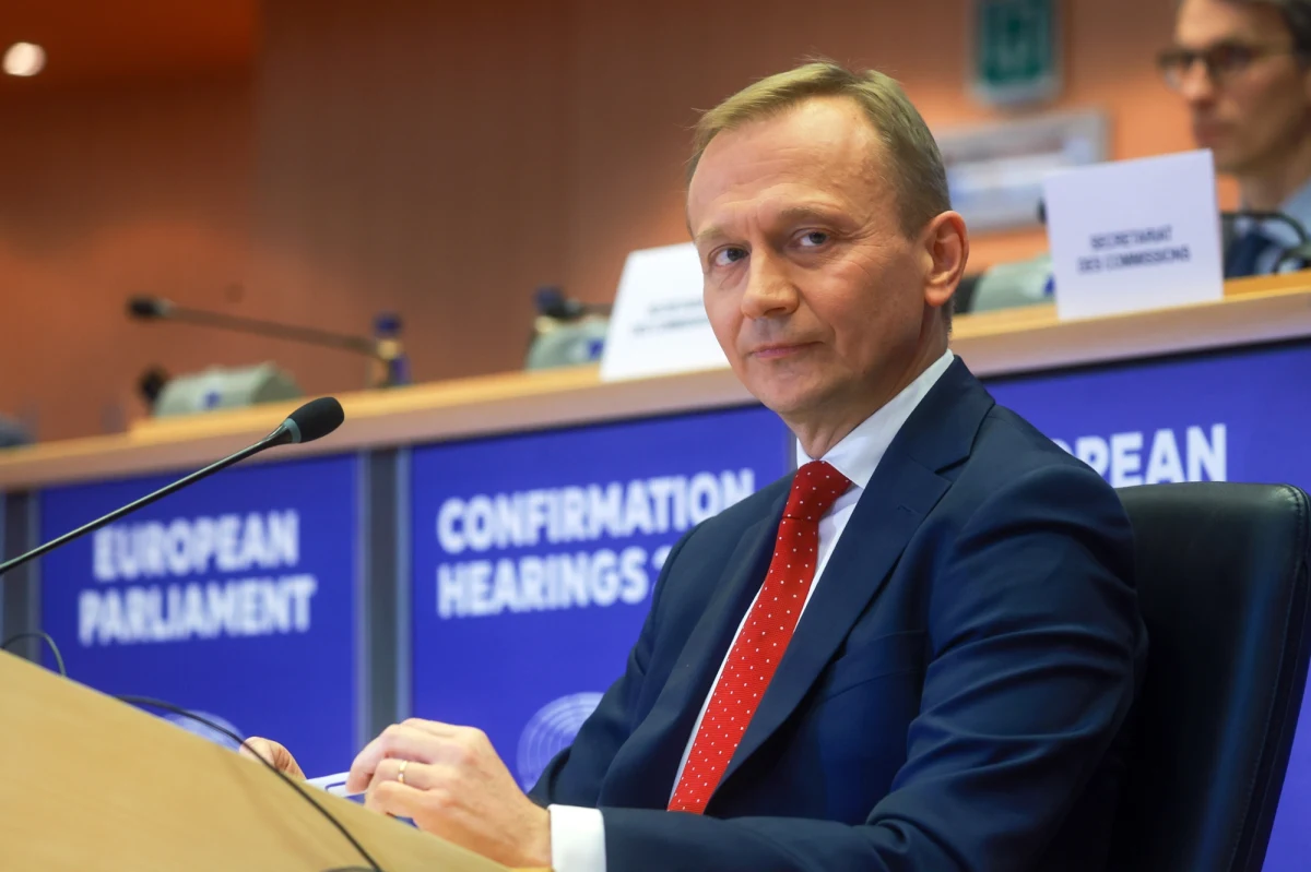 Polski kandydat na komisarza ds. budżetu UE odpowiadał na pytania deputowanych po swoim wystąpieniu w europarlamencie. Piotr Serafin zapowiedział m.in. uproszczenie procedur przy ubieganiu się o fundusze europejskie i większą elastyczność budżetu. Zapytany, jak długo przygotowywał się do nowej roli, odparł: całe życie. Wszystko wskazuje na to, że przekonał do siebie europarlamentarzystów. Polak został zaakceptowany na stanowisku komisarza ds. budżetu Unii Europejskiej - donoszą korespondenci RMF FM z Brukseli.