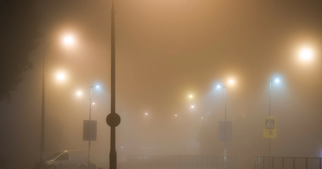 Mgły niemal w całym kraju. IMGW wydał ostrzeżenie 