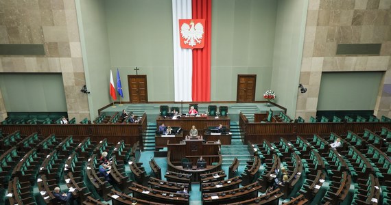 W Sejmie odbyło się pierwsze czytanie projektu Polski 2050 tzw. ustawy antyhejterskiej. Projekt poparli posłowie koalicji rządzącej, którzy stwierdzili, że walka z anonimowymi hejterami w internecie jest konieczna. Posłowie PiS i Konfederacji do projektu odnieśli się jednak krytycznie, twierdząc, że jest to próba wprowadzenia cenzury. Projekt trafił do dalszych prac komisji sejmowej.