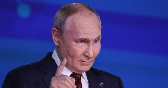 Władimir Putin pogratulował zwycięstwa w wyborach prezydenckich Donaldowi Trumpowi. Ogłosił też, że jest gotów podjąć rozmowy z nowym amerykańskim prezydentem w celu przedyskutowania rozwiązań zakończenia wojny z Ukrainą - a właściwie, jak ujął to rosyjski przywódca "kryzysu ukraińskiego". Na międzynarodowym spotkaniu w Soczi powiedział też wiele innych rzeczy.