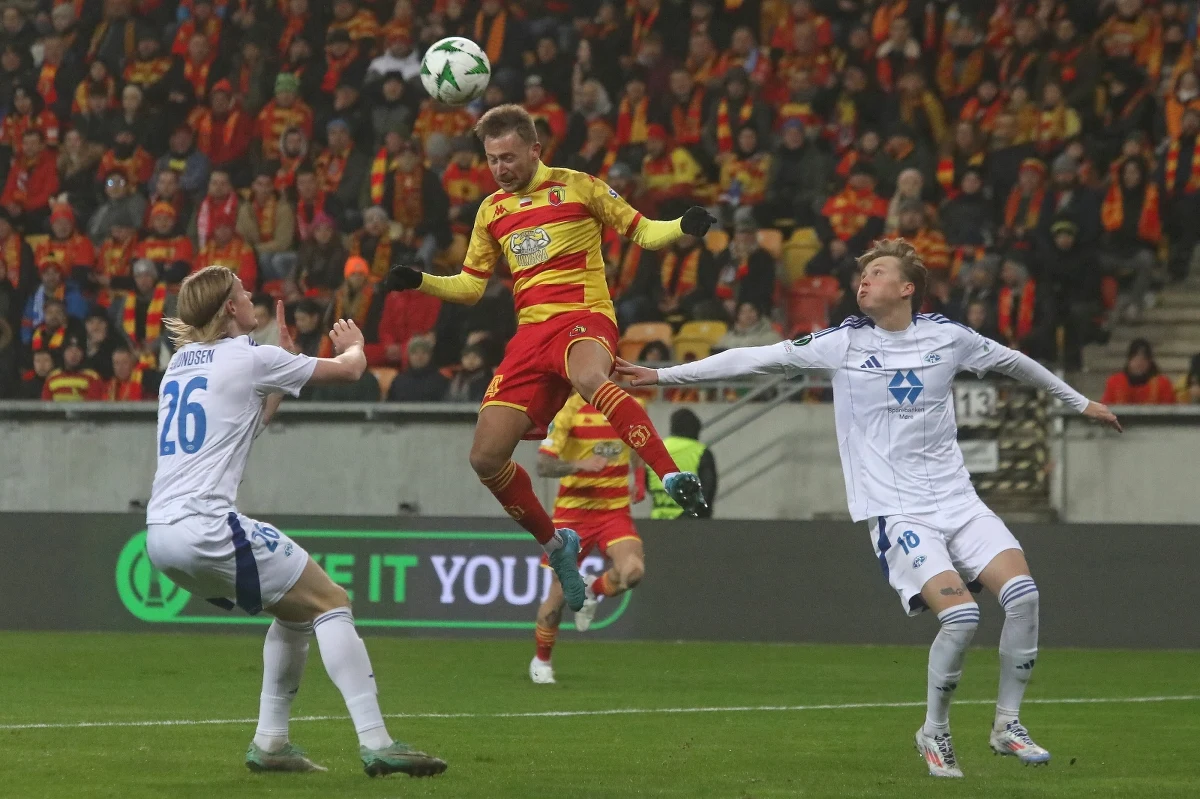 Jagiellonia Białystok wygrała u siebie z norweskim Molde FK 3:0 (1:0), w meczu trzeciej kolejki fazy ligowej piłkarskiej Ligi Konferencji. To trzecie zwycięstwo mistrzów Polski na tym etapie rozgrywek.