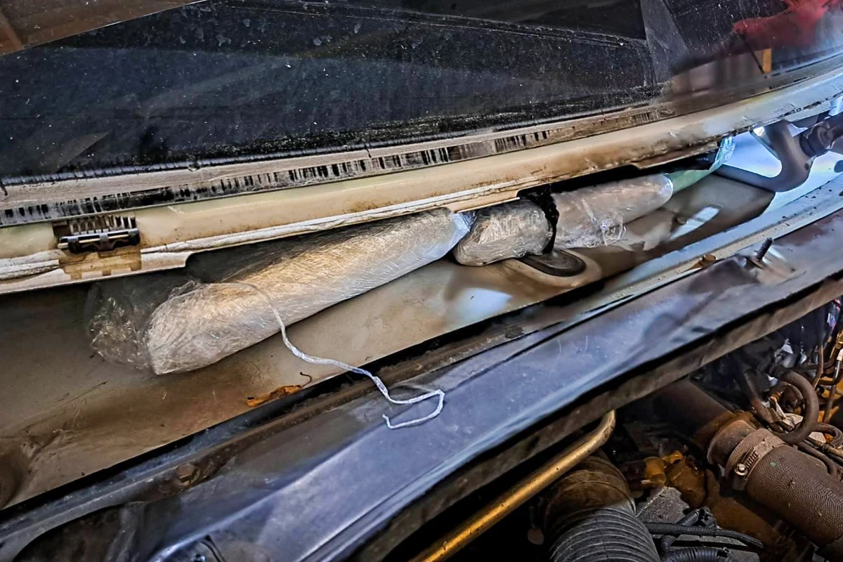 Funkcjonariusze CBŚP wspólnie z KAS zatrzymali na autostradzie A18 w pobliżu dolnośląskiej Olszyny niedaleko granicy z Niemcami transport ponad 4 kg kokainy. Narkotyki były ukryte w pojeździe w przestrzeni pod szybą. 