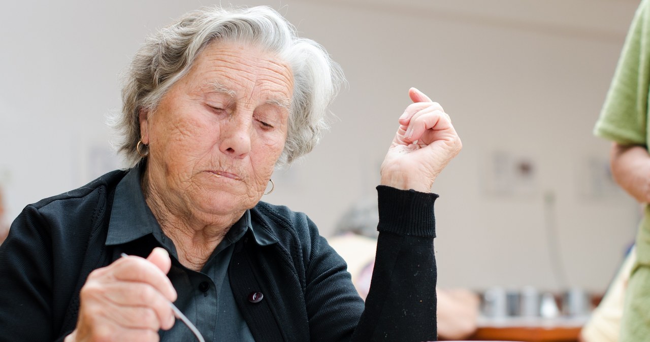  Tych produktów nie powinni jeść seniorzy. Niektóre codziennie lądują na talerzu